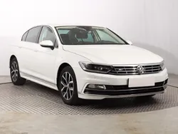 Biały Używany 2018 VW Passat Sedan/Limuzyna | 71 999 zł (Uczciwa cena)