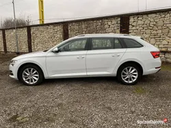Biały Używany 2020 Skoda Superb Ambition Kombi | 89 900 zł (Dość drogi)