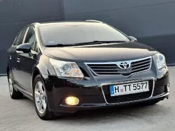 Czarny Używany 2010 Toyota Avensis Sol Kombi | 34 900 zł (Dość drogi)