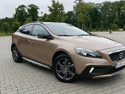Złoty (metalik, perła) Używany 2013 Volvo V40 CC Kombi | 36 900 zł (Dobra cena)