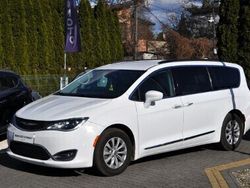 Biały Używany 2017 Chrysler Pacifica SUV | 85 555 zł (Uczciwa cena)