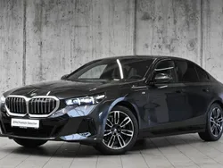 Szary sophisto z brylantowym połyskiem metalizowany Używany 2024 BMW 520 Shadowline Sedan/Limuzyna | 249 700 zł (Dobra cena)