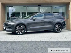 Szary Używany 2024 Volvo V60 CC Kombi | 204 900 zł (Uczciwa cena)