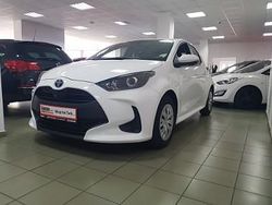 Biały Używany 2023 Toyota Yaris Hybrid Hatchback | 82 900 zł (Dość drogi)