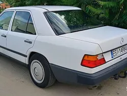 Używany 1989 Mercedes E250 | 11 500 zł