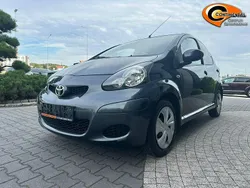 Szary (metalik) Używany 2011 Toyota Aygo Hatchback | 17 900 zł (Dość drogi)