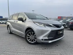 Srebrny (metalik) Używany 2021 Toyota Sienna Minivan | 269 900 zł