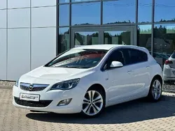 Biały (metalik) Używany 2011 Opel Astra Hatchback | 24 999 zł (Uczciwa cena)