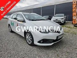 Biały Używany 2015 Toyota Auris Hybrid Kombi | 23 900 zł (Super Cena)