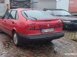 Czerwony Używany 1993 Saab 900 Hatchback | 3697 zł