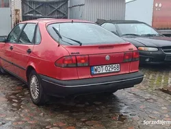 Czerwony Używany 1993 Saab 900 Hatchback | 3697 zł