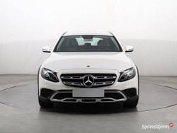 Biały Używany 2017 Mercedes E220 Kombi | 107 999 zł (Uczciwa cena)