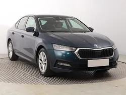 Niebieski Używany 2023 Skoda Octavia Hatchback | 83 999 zł (Uczciwa cena)