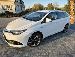 Biały Używany 2018 Toyota Auris Hybrid Hatchback | 59 800 zł (Uczciwa cena)