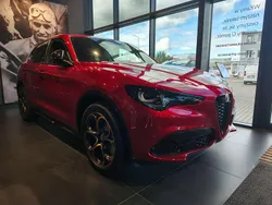 Lakier specjalny czerwony etna red Nowe 2025 Alfa Romeo Stelvio SUV | 254 702 zł