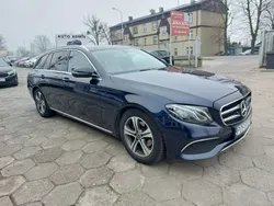 Niebieski ciemny (metalik) Używany 2018 Mercedes E200 Kombi | 92 000 zł (Dobra cena)