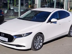 Snowflake white pearl Używany 2023 Mazda 3 Sedan/Limuzyna | 109 900 zł (Dość drogi)