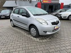 Srebrny (metalik) Używany 2006 Toyota Yaris Hatchback | 8900 zł (Dość drogi)
