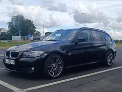 Czarny Używany 2010 BMW 320 Kombi | 24 900 zł (Uczciwa cena)