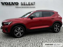 Czerwony Używany 2025 Volvo XC40 SUV | 174 900 zł (Uczciwa cena)