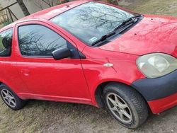 Czerwony Używany 2000 Toyota Yaris Hatchback | 2000 zł (Uczciwa cena)