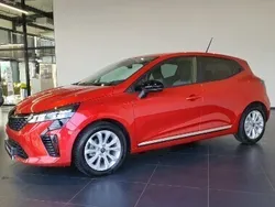 Czerwony Używany 2024 Renault Clio V Evolution Hatchback | 67 700 zł (Uczciwa cena)