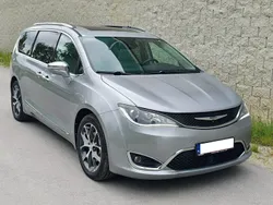 Srebrny Używany 2017 Chrysler Pacifica SUV | 92 000 zł
