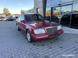 Bordowy Używany 1995 Mercedes E200 Sedan/Limuzyna | 25 900 zł