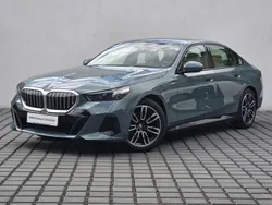 Zielony cape york metalizowany Używany 2024 BMW 520 Shadowline Sedan/Limuzyna | 247 900 zł (Dobra cena)