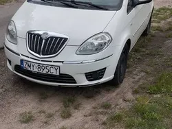 Biały Używany 2010 Lancia Musa Minivan | 13 900 zł