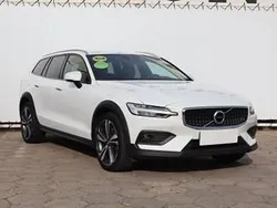 Biały Używany 2021 Volvo V60 CC Kombi | 134 999 zł