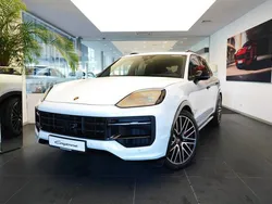 Carrara white metallic Nowe 2024 Porsche Cayenne GTS SUV | 790 731 zł