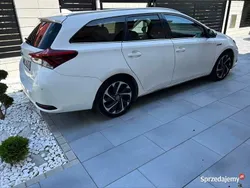 Biały Używany 2015 Toyota Auris Hybrid Comfort Kombi | 32 500 zł