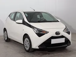 Biały Używany 2021 Toyota Aygo Hatchback | 37 999 zł (Uczciwa cena)