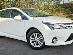 Biały Używany 2013 Toyota Avensis Kombi | 37 990 zł (Dość drogi)