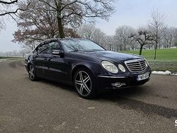 Granatowy Używany 2005 Mercedes E200 Classic Sedan/Limuzyna | 18 999 zł