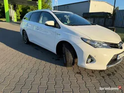 Biały Używany 2015 Toyota Auris Hybrid Kombi | 33 500 zł (Dobra cena)
