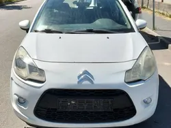 Biały (metalik) Używany 2012 Citroën C3 Attraction Hatchback | 4900 zł