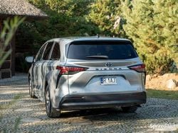 Srebrny (metalik) Używany 2021 Toyota Sienna Minivan | 199 777 zł