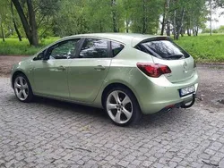 Zielony Używany 2010 Opel Astra Hatchback | 26 500 zł (Uczciwa cena)