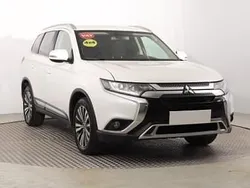Biały Używany 2018 Mitsubishi Outlander SUV | 74 999 zł (Uczciwa cena)