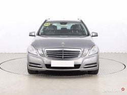 Srebrny Używany 2011 Mercedes E250 Kombi | 29 999 zł