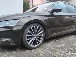 Brązowy Używany 2017 Skoda Superb LAURIN & KLEMENT Kombi | 77 500 zł (Dość drogi)