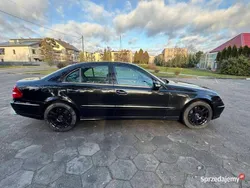 Czarny Używany 2004 Mercedes E500 Sedan/Limuzyna | 28 300 zł