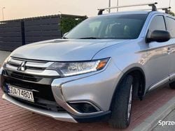 Srebrny Używany 2017 Mitsubishi Outlander SUV | 44 400 zł