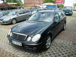 Czarny Używany 2003 Mercedes E220 Kombi | 6900 zł