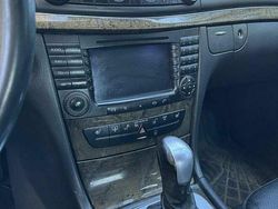 Czarny Używany 2005 Mercedes E200 Avantgarde Sedan/Limuzyna | 26 500 zł