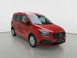 Czarny Używany 2022 Mercedes T180 Minivan | 84 993 zł