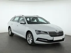 Biały Używany 2021 Skoda Superb Kombi | 91 999 zł (Dobra cena)