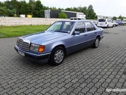 Niebieski Używany 1991 Mercedes E200 Sedan/Limuzyna | 19 900 zł
